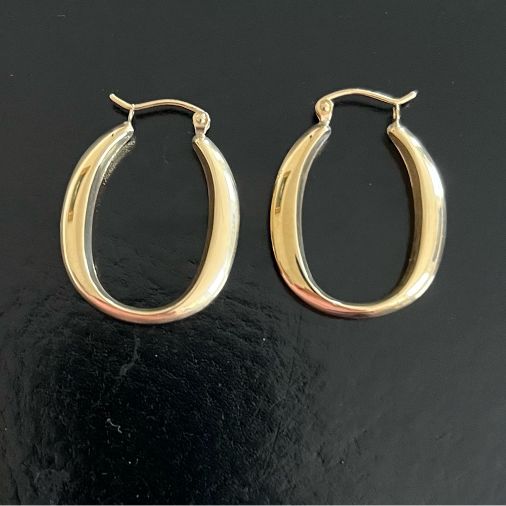 Gorgeous Classic 14 K Gold Oval Hoop Earrings New!